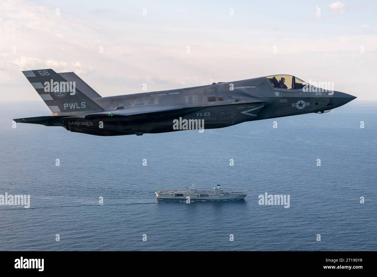 Patuxent River, Stati Uniti. 11 ottobre 2023. Un aereo da caccia stealth F-35B del corpo dei Marines degli Stati Uniti, pilotato dal pilota USMC test, il maggiore Paul Gucwa, si aggira per atterrare sul ponte di volo della portaerei classe Queen Elizabeth della Royal Navy HMS Prince of Wales durante le ultime prove in mare di prima classe, l'11 ottobre 2023 al largo delle coste del Maryland, USA. Credito: Dane Wiedmann/U.S. Navy Photo/Alamy Live News Foto Stock