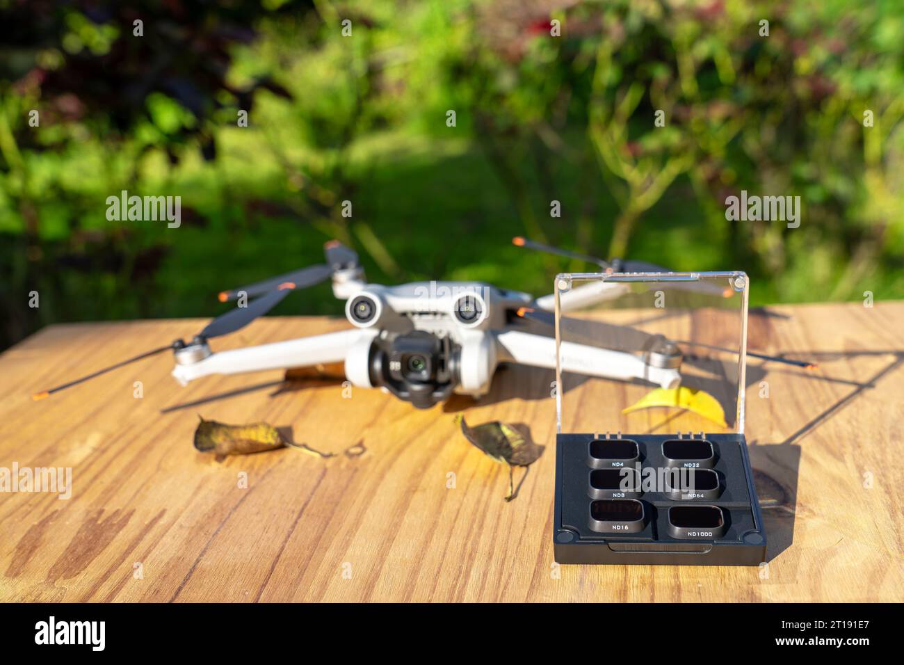 Set di filtri a densità neutra per droni. Sul legno. Foto Stock