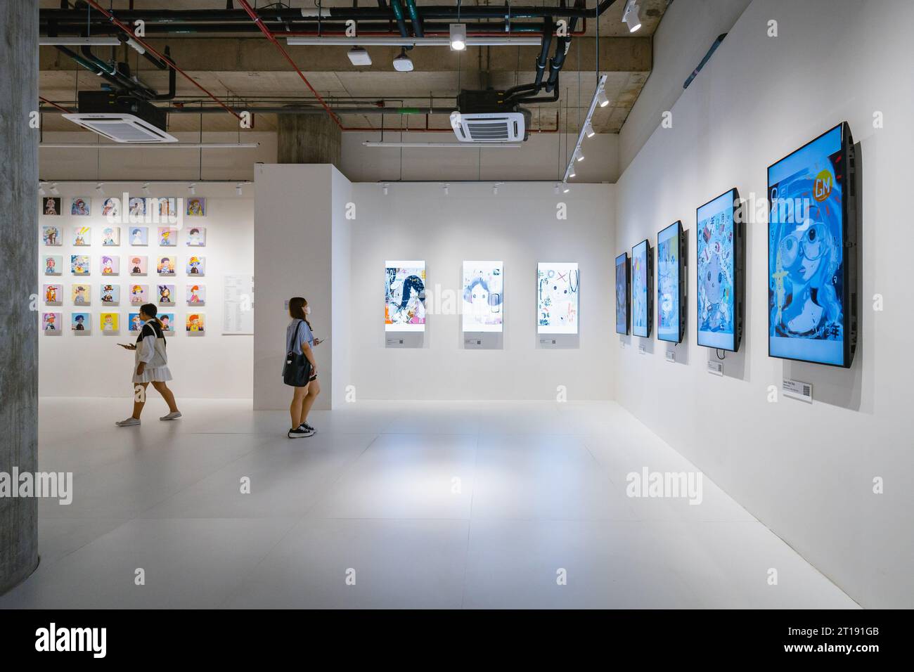 Bangkok, Thailandia. 12 ottobre 2023. I visitatori stanno guardando la mostra "LonelyPop: LonelyTogether" del fumettista thailandese noi Na-Surya Uthairatsami, al True Digital Park. La prima mostra personale del progetto LonelyPop NFT: “Lonely Together” dei personaggi dei cartoni animati di fama internazionale realizzati da thailandesi noi Na-Surya Uthairatsami, un ex fumettista ridendo che combina tecnologia e arte per trasmettere storie di solitudine e amicizia al True Digital Park. Credito: SOPA Images Limited/Alamy Live News Foto Stock