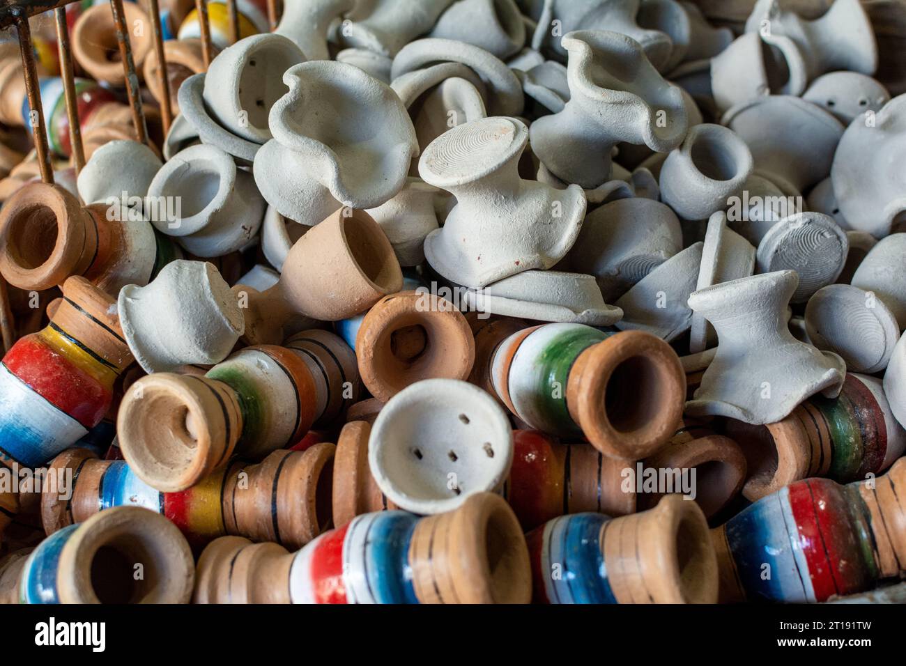 Salvador, Bahia, Brasile - 28 marzo 2015: Ceramiche e altri prodotti in vendita alla fiera Sao Joaquim, città di Salvador, Bahia. Foto Stock