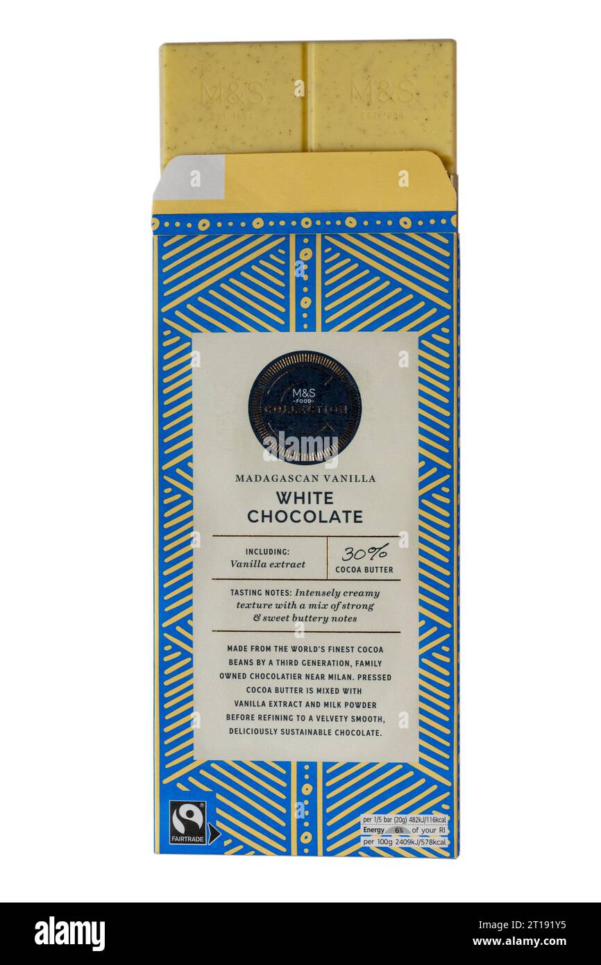 Cioccolato bianco alla vaniglia malgascio di M&S aperto per mostrare contenuti isolati su sfondo bianco Foto Stock