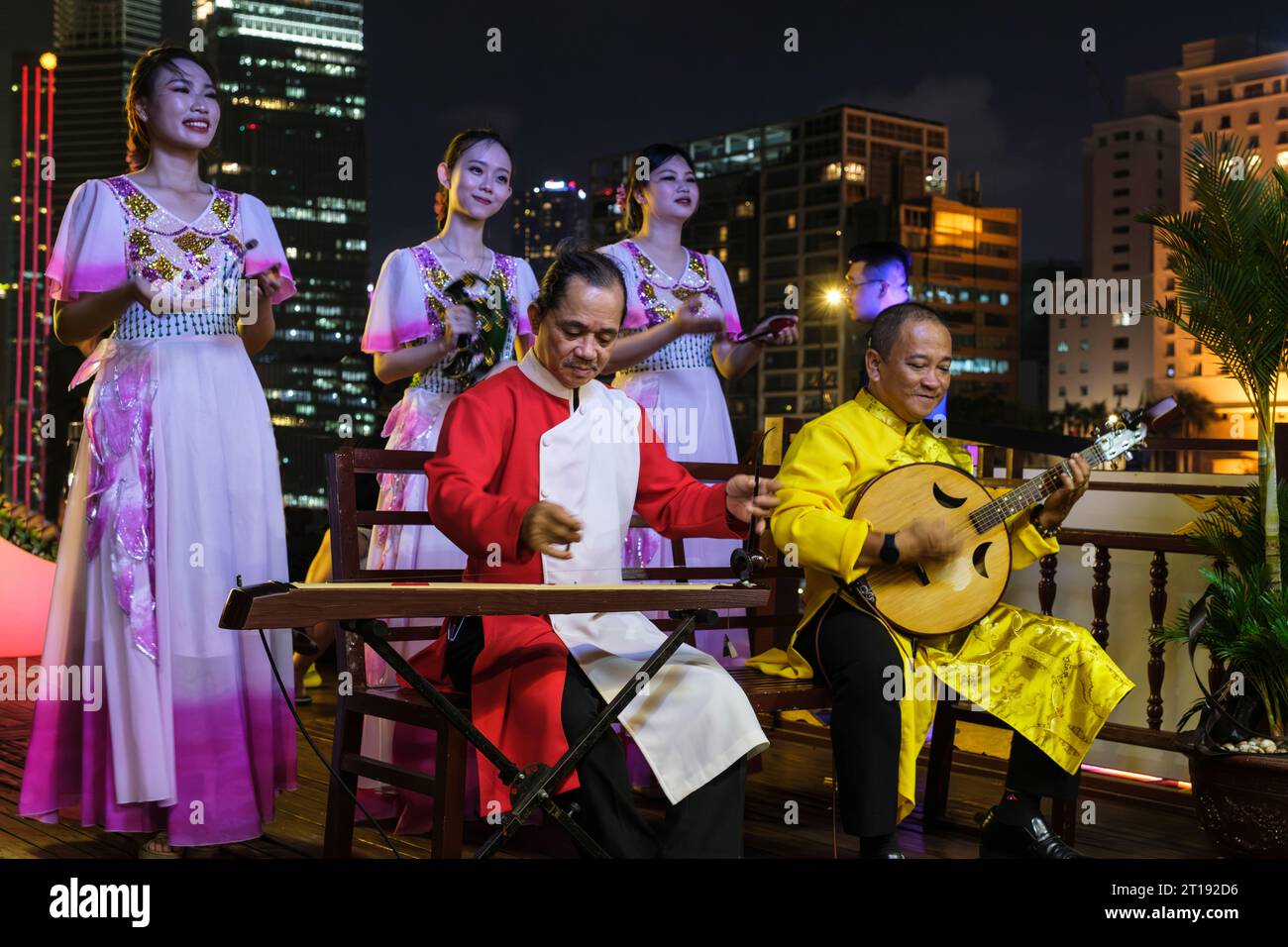 Orchestra che suona musica tradizionale vietnamita con Dan Bau e Dan Nguyet strumenti a corda. Ho chi Minh City, Vietnam. Foto Stock