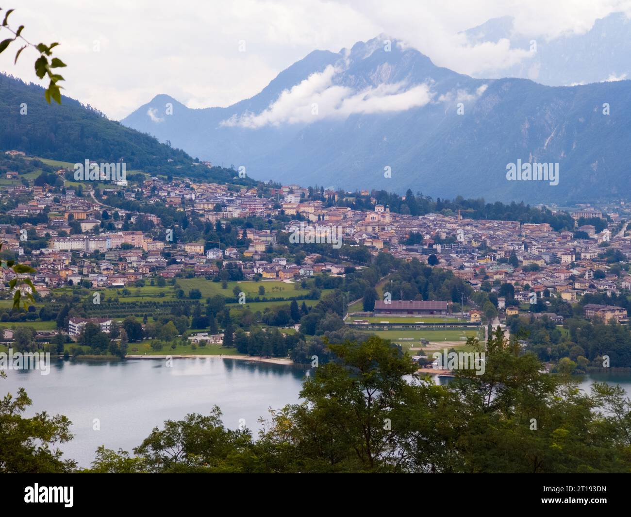 Veduta aerea del Lago di Caldonazzo nel nord Italia. Sullo sfondo gli alberi, le Alpi, il cielo blu. Riflesso delle montagne nell'acqua. Stagione autunnale. Multi-col Foto Stock