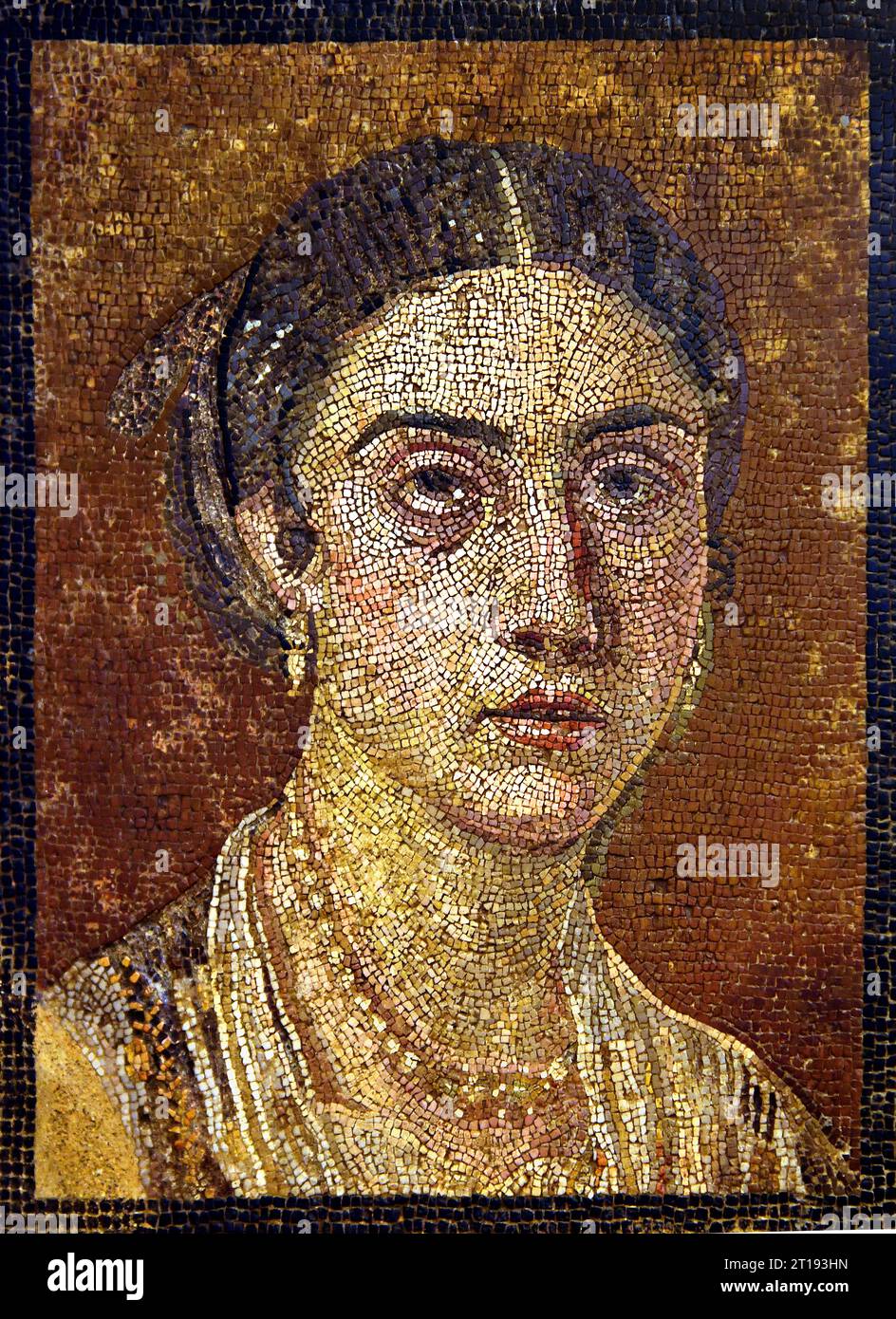 Il mosaico a pavimento raffigurante un ritratto femminile della città romana di Pompei si trova vicino a Napoli, nella regione Campania d'Italia. Pompei fu sepolta sotto 4-6 m di cenere vulcanica e pomice nell'eruzione del Vesuvio nel 79 d.C. Italia, Museo, Napoli, Foto Stock