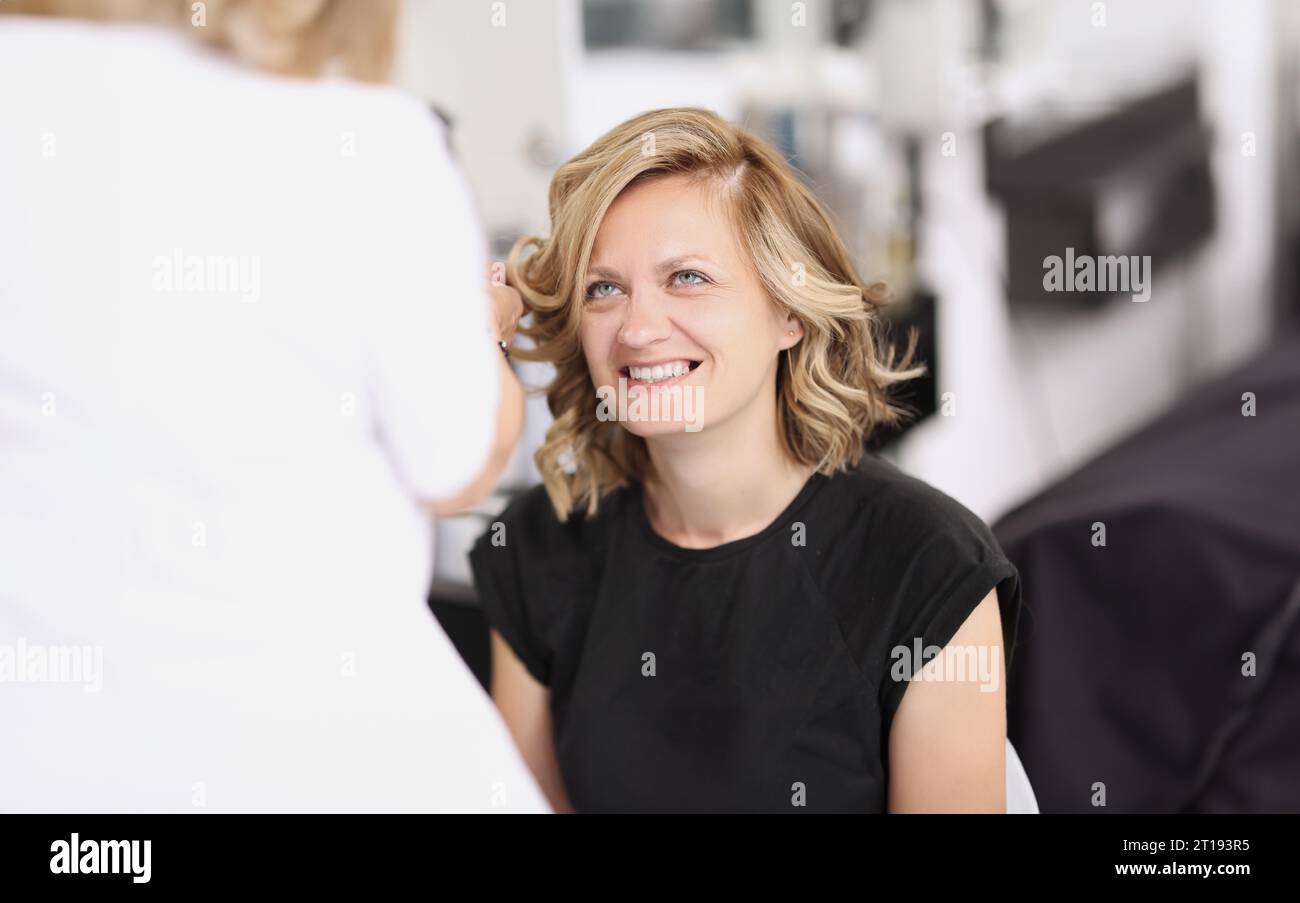 Ritratto di donna sorridente che ha i suoi capelli fatti da ricci Foto Stock