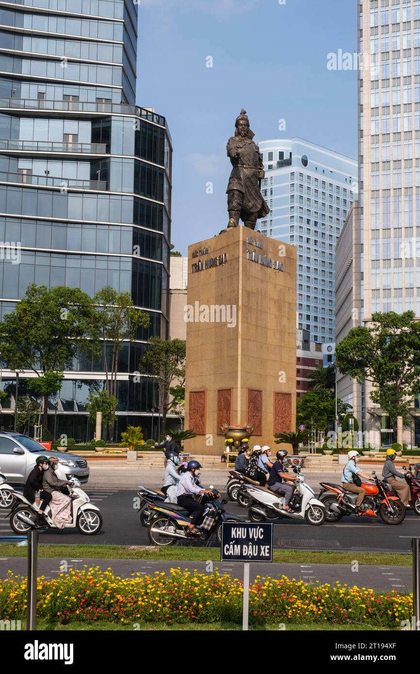 Statua di Tran Hung Dao, eroe militare del XIII secolo, ho chi Minh, Vietnam. Foto Stock