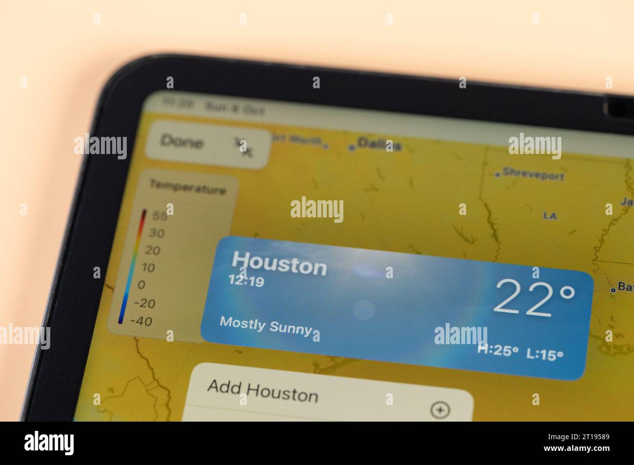 New York, Stati Uniti - 8 ottobre 2023: Controllo della temperatura all'esterno della città di Houston sulla vista ravvicinata dello schermo dell'app ipad tablet online Foto Stock