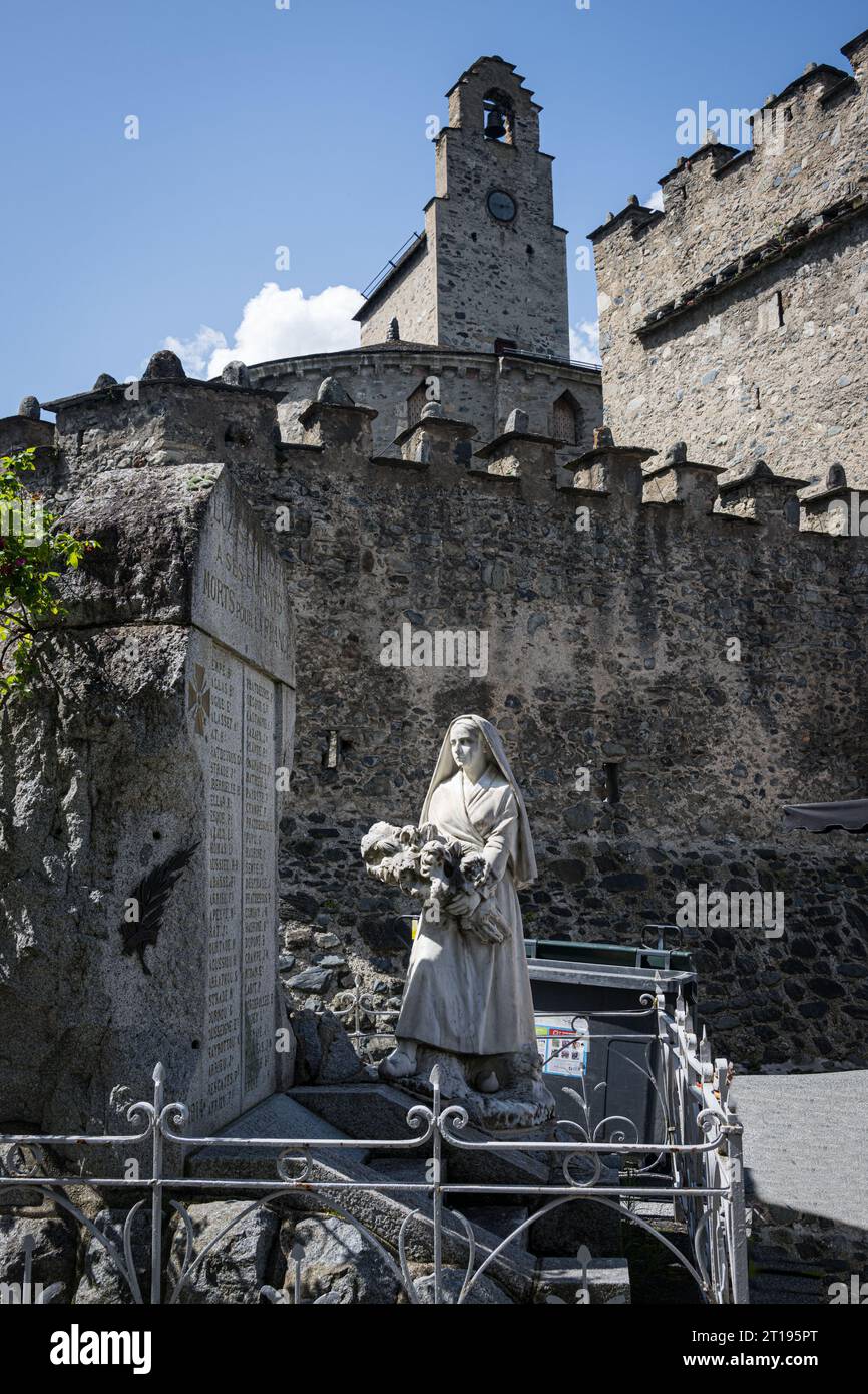 Memoriale di guerra sullo sfondo della Chiesa dei Templari Kinghts nella città francese di Luz San Sauveur nei Pirenei Foto Stock