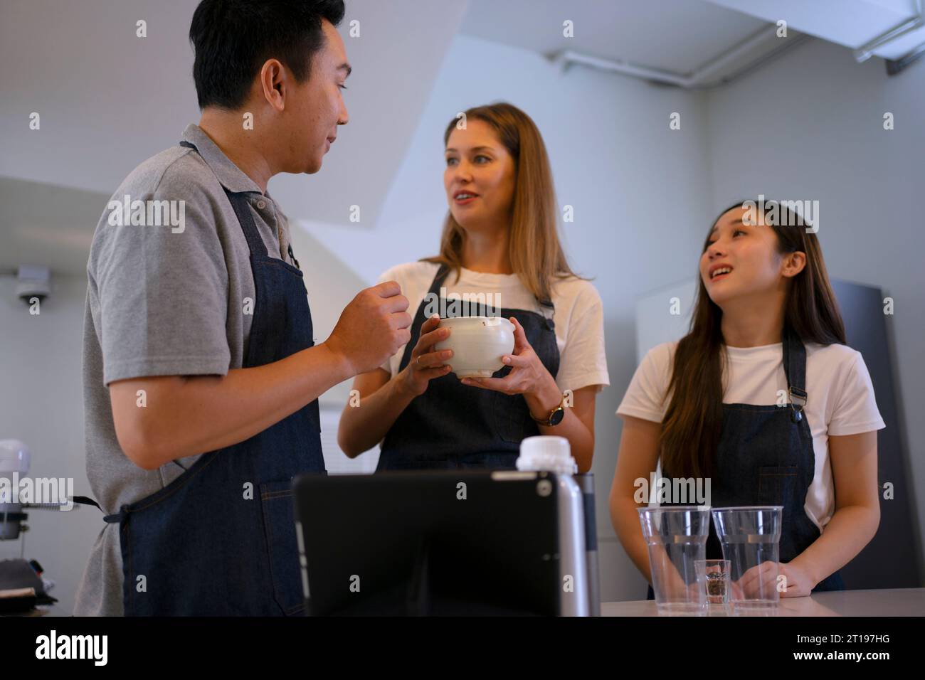 Imprenditore e lavoro di squadra al caffè. Concetto di piccola impresa e imprenditore. Foto Stock