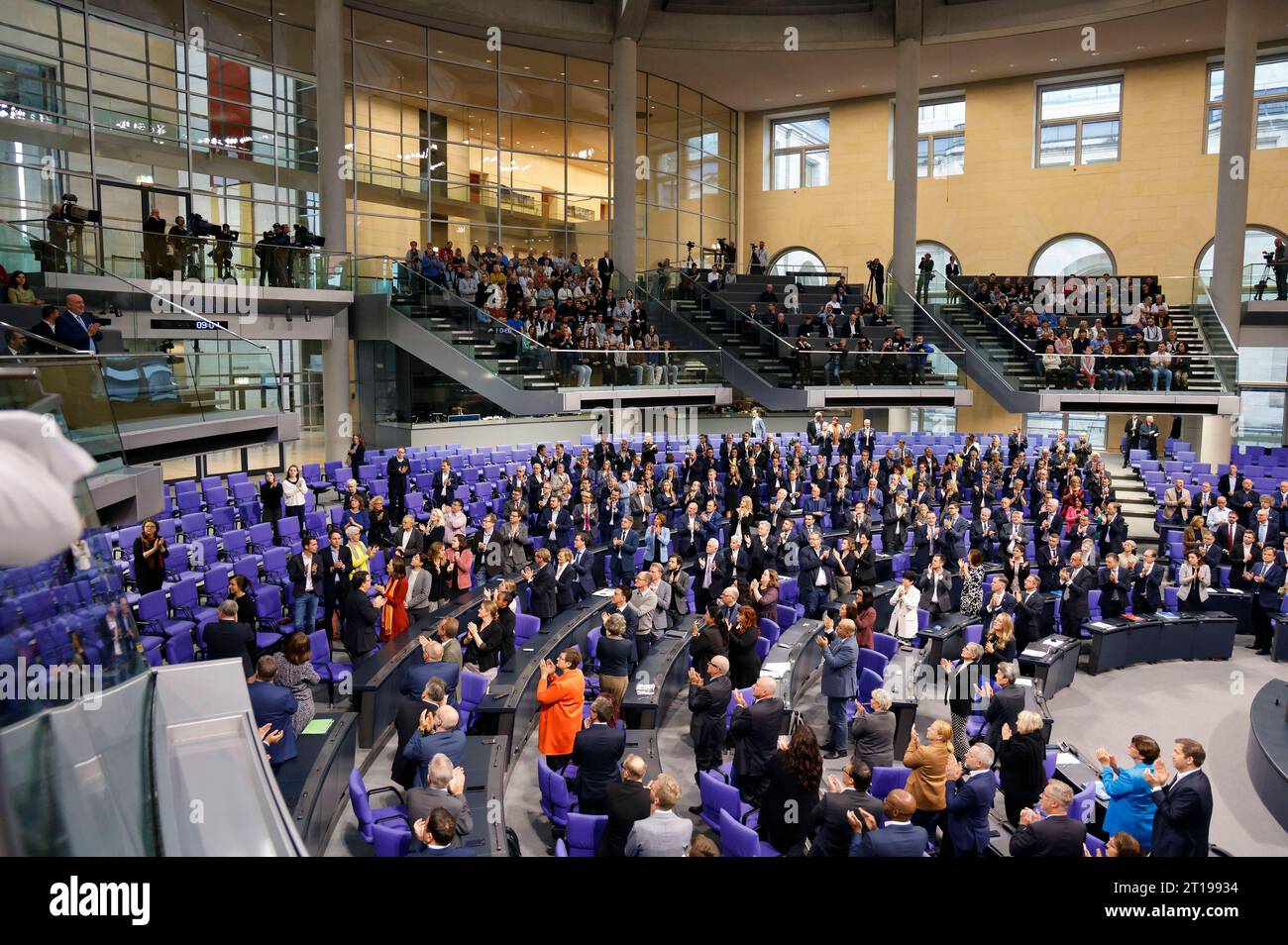 128. Sitzung des Deutschen Bundestages im Reichstagsgebäude. Berlino, 12.10.2023 *** 128 sessione del Bundestag tedesco nell'edificio del Reichstag Berlino, 12 10 2023 foto:XJ.xMWx/xFuturexImagex bundestagssitzung128 3014 credito: Imago/Alamy Live News Foto Stock