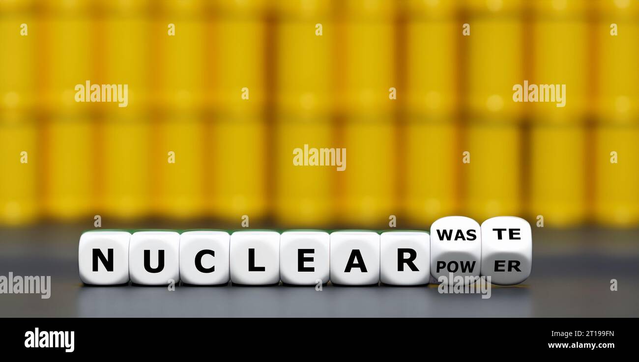 I dadi formano l'espressione "energia nucleare” e "scorie nucleari”. Foto Stock