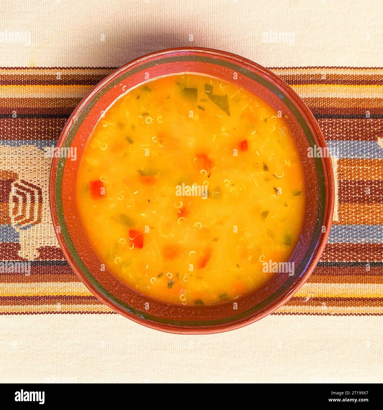 Tradizionale zuppa di quinoa peruviana con verdure Foto Stock
