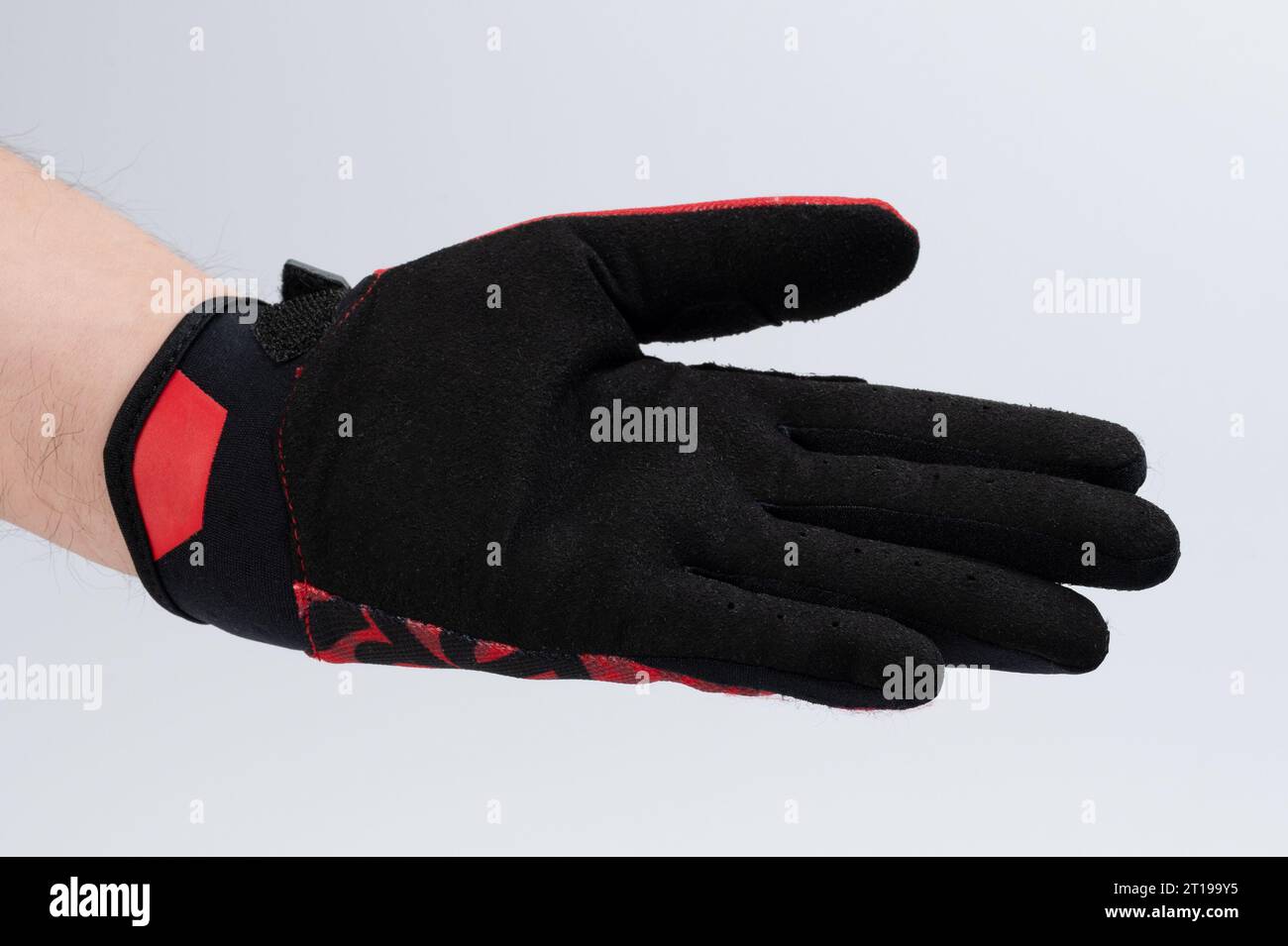 Mano con guanto nero con gesto di tenuta isolato su sfondo bianco dello studio Foto Stock