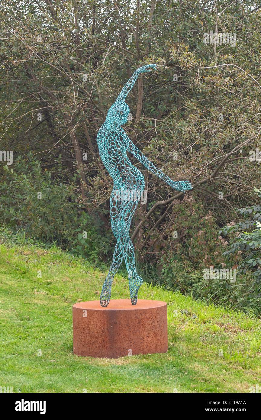 Dorchester, Regno Unito. 10 ottobre 2023. Athena la ballerina di Simon Gudgeon. La splendida e tranquilla cornice di Scuplture by the Lakes at Pallington Lakes a Dorchester, Dorset. Gli ex laghi da pesca furono conquistati dallo scultore Simon Gudgeon e da sua moglie Linda nel 2007. "Descritto come uno degli ambienti più belli e unici del Regno Unito. Con oltre 120 opere posizionate lungo il Parco delle sculture, è un luogo in cui è possibile sperimentare l'arte e il paesaggio che si integrano perfettamente. È da qualche parte che puoi lasciarti alle spalle la tua vita frenetica e goderti pace e tranquillità in una bella e tranquilla Foto Stock