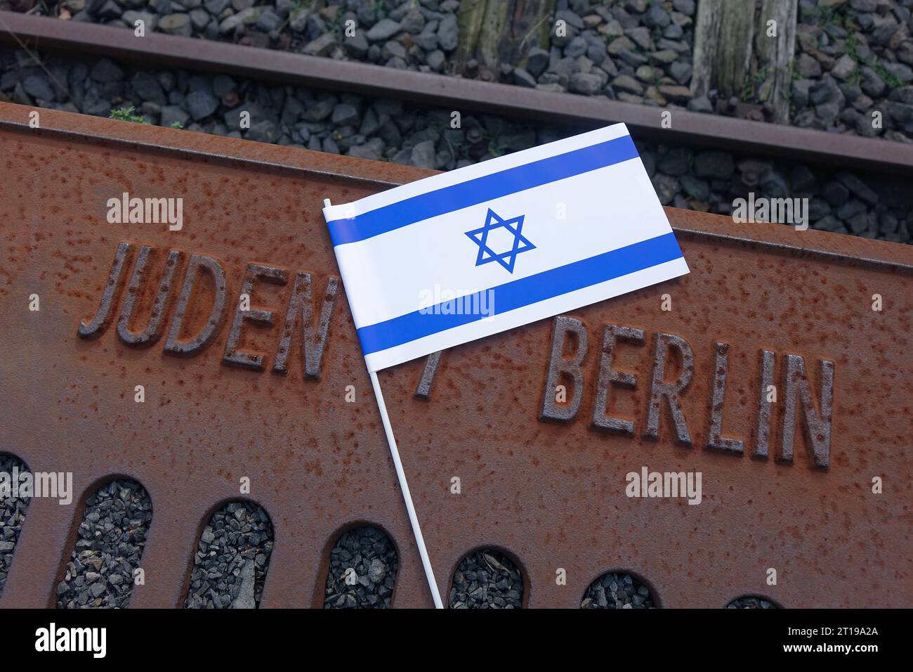 Mahnmal Gleis 17 Mahnmal Gleis 17, 11.10.2023, Wilmersdorf, Berlino, AM Bahnhof Grunewald befindet sich das Mahnmal Gleis 17. *** Memorial Track 17 Memorial Track 17, 11 10 2023, Wilmersdorf, Berlino, presso la stazione di Grunewald si trova la traccia commemorativa 17 Credit: Imago/Alamy Live News Foto Stock