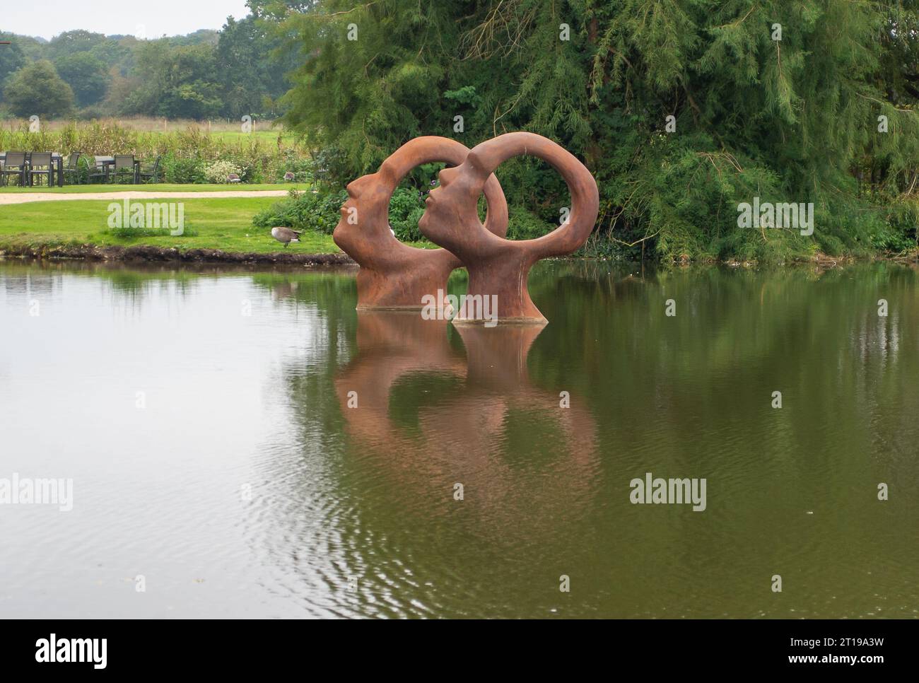 Dorchester, Regno Unito. 10 ottobre 2023. Cerca Enlightenment by Simon Gudgeon. La splendida e tranquilla cornice di Scuplture by the Lakes at Pallington Lakes a Dorchester, Dorset. Gli ex laghi da pesca furono conquistati dallo scultore Simon Gudgeon e da sua moglie Linda nel 2007. "Descritto come uno degli ambienti più belli e unici del Regno Unito. Con oltre 120 opere posizionate lungo il Parco delle sculture, è un luogo in cui è possibile sperimentare l'arte e il paesaggio che si integrano perfettamente. È da qualche parte che puoi lasciarti alle spalle la tua vita frenetica e goderti pace e tranquillità in un bellissimo e Foto Stock