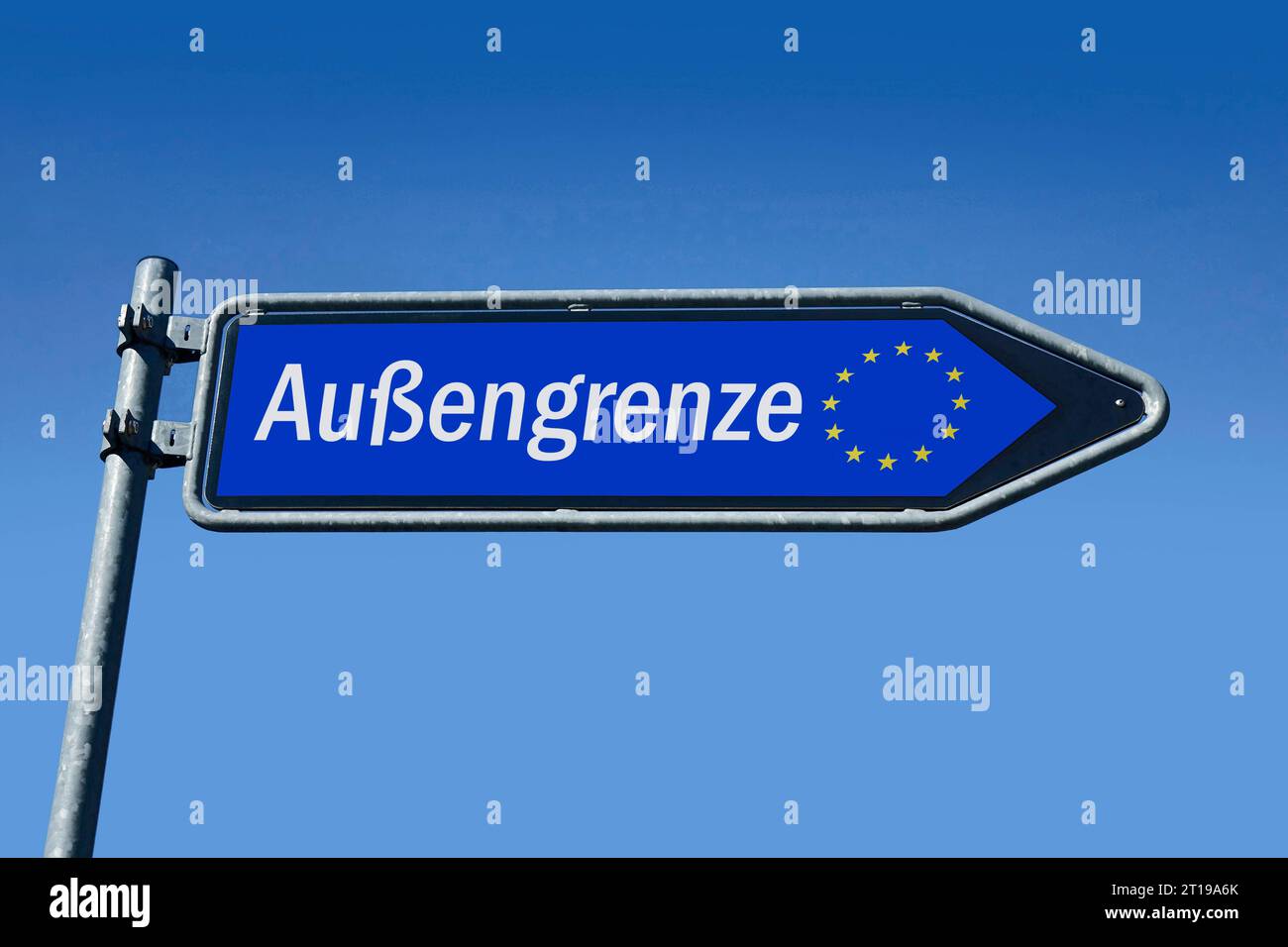 Wegweiser mit Aussengrenze und EU-Symbol Wegweiser mit Aussengrenze und EU-Symbol, 12.10.2023, Borkwalde, Brandeburgo, in einem Wegweiser steht der Schriftzug Aussengrenze. *** Posto di segnalazione con frontiera esterna e simbolo UE posto di segnalazione con frontiera esterna e simbolo UE, 12 10 2023, Borkwalde, Brandeburgo, in un cartello è la scritta frontiera esterna Foto Stock