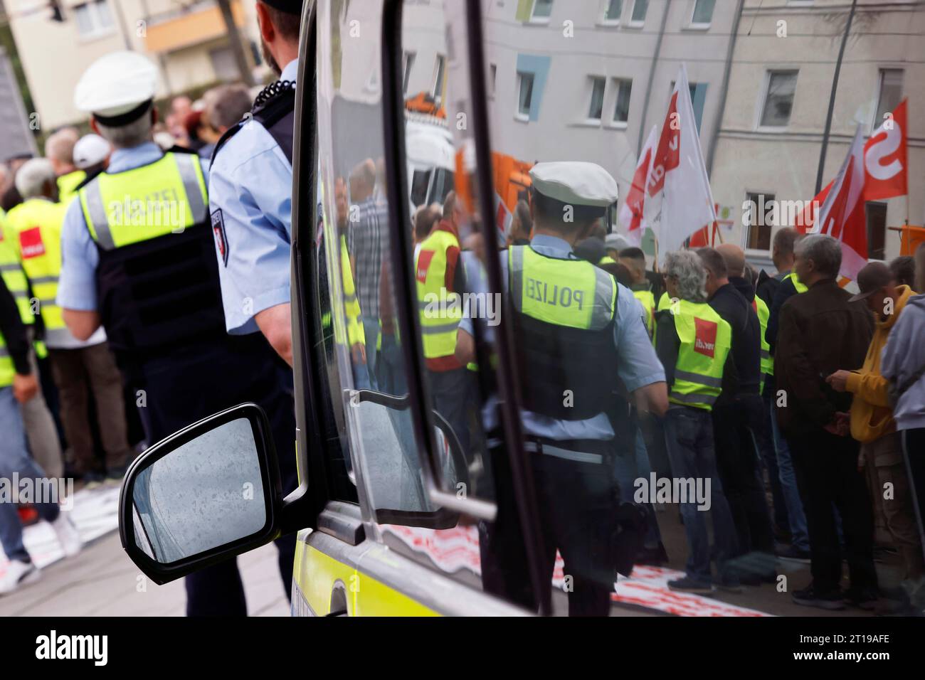 Proteste vor dem Neven Dumont Haus in Köln: Ehemalige Mitarbeiter der hauseigenen Druckerei des Kölner Verlags Dumont Kölner Stadt-Anzeiger, Kölnische Rundschau, Express protestieren gegen ihre plötzliche Entlassung. Zuvor waren rund 200 Angestellte durch das Management ohne jede Vorwarnung auf die Straße gesetzt und der Zeitungsdruck in eine Druckerei bei Koblenz ausgelagert worden. Die Herausgeber Isabelle Neven Dumont und Christian Dumont Schütte ließen den Betroffenen ihr persönliches Bedauern mitteilen. Köln, 12.10.2023 NRW Deutschland *** proteste di fronte alla Neven Dumont House in Co Foto Stock