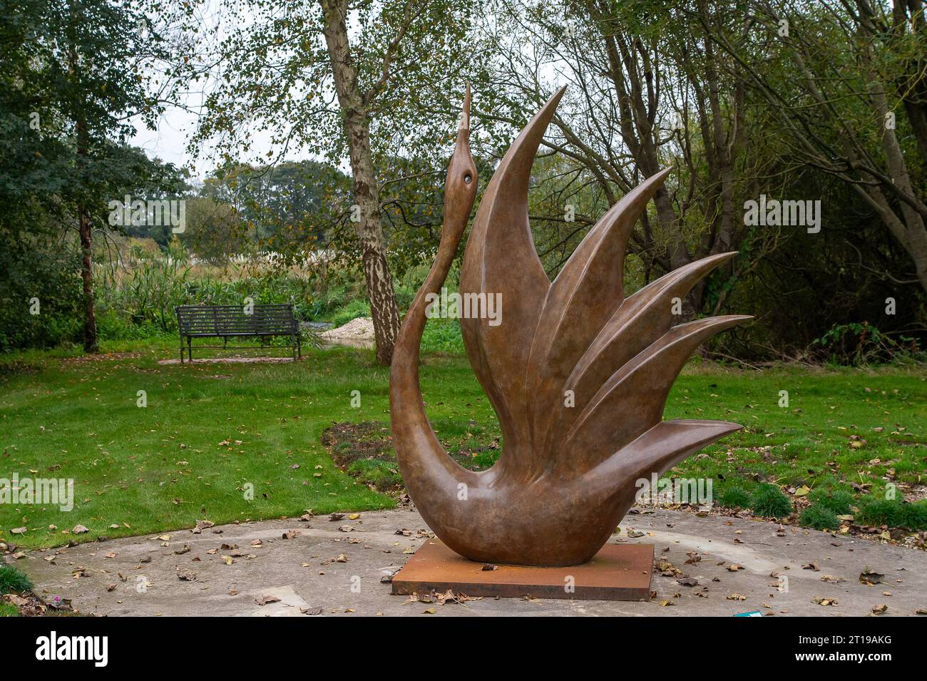 Dorchester, Regno Unito. 10 ottobre 2023. La splendida e tranquilla cornice di Scuplture by the Lakes at Pallington Lakes a Dorchester, Dorset. Gli ex laghi da pesca furono conquistati dallo scultore Simon Gudgeon e da sua moglie Linda nel 2007. "Descritto come uno degli ambienti più belli e unici del Regno Unito. Con oltre 120 opere posizionate lungo il Parco delle sculture, è un luogo in cui è possibile sperimentare l'arte e il paesaggio che si integrano perfettamente. È da qualche parte che puoi lasciarti alle spalle la tua vita frenetica e goderti pace e tranquillità in un ambiente bello e sereno. Sorge su 26 acri di alongs Foto Stock