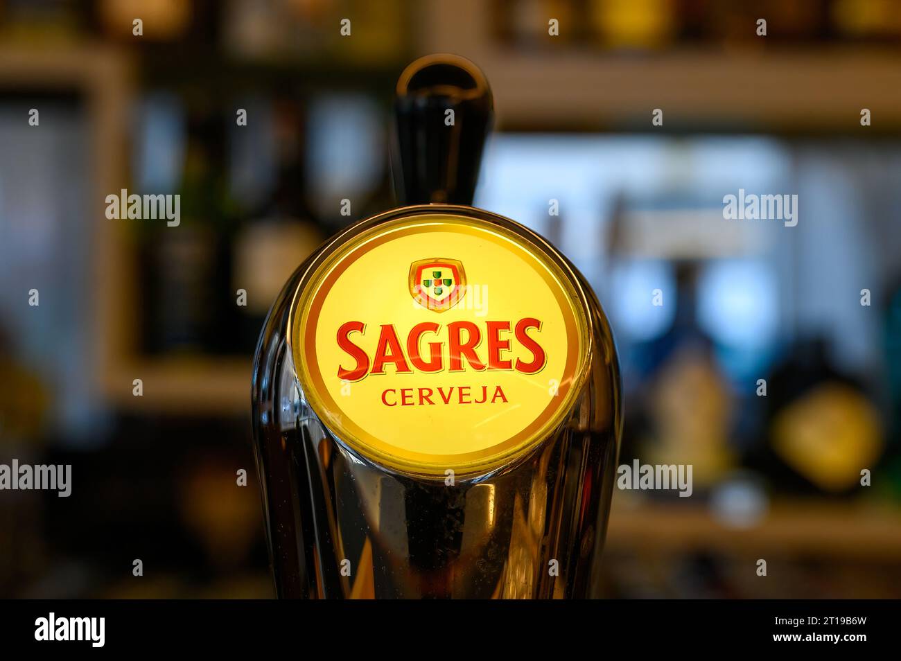 Lisbona, Portogallo - 6 gennaio 2023: Scheda illuminata di un distributore di birra Sagres all'interno di un bar. Foto Stock