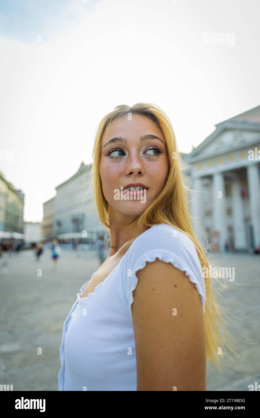 Ritratto di una giovane ragazza attraente che guarda di lato, attraente donna espressiva Foto Stock