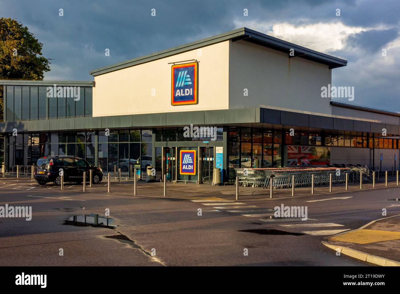 Esterno del supermercato Aldi a Deal Kent Inghilterra Regno Unito con cielo scuro sopra. Foto Stock