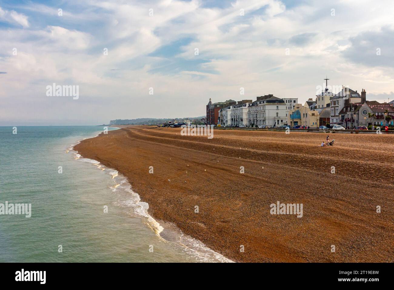 Vista della spiaggia di ciottoli e degli edifici sul lungomare di Deal, sulla costa del Kent, nel sud-est dell'Inghilterra, Regno Unito. Foto Stock