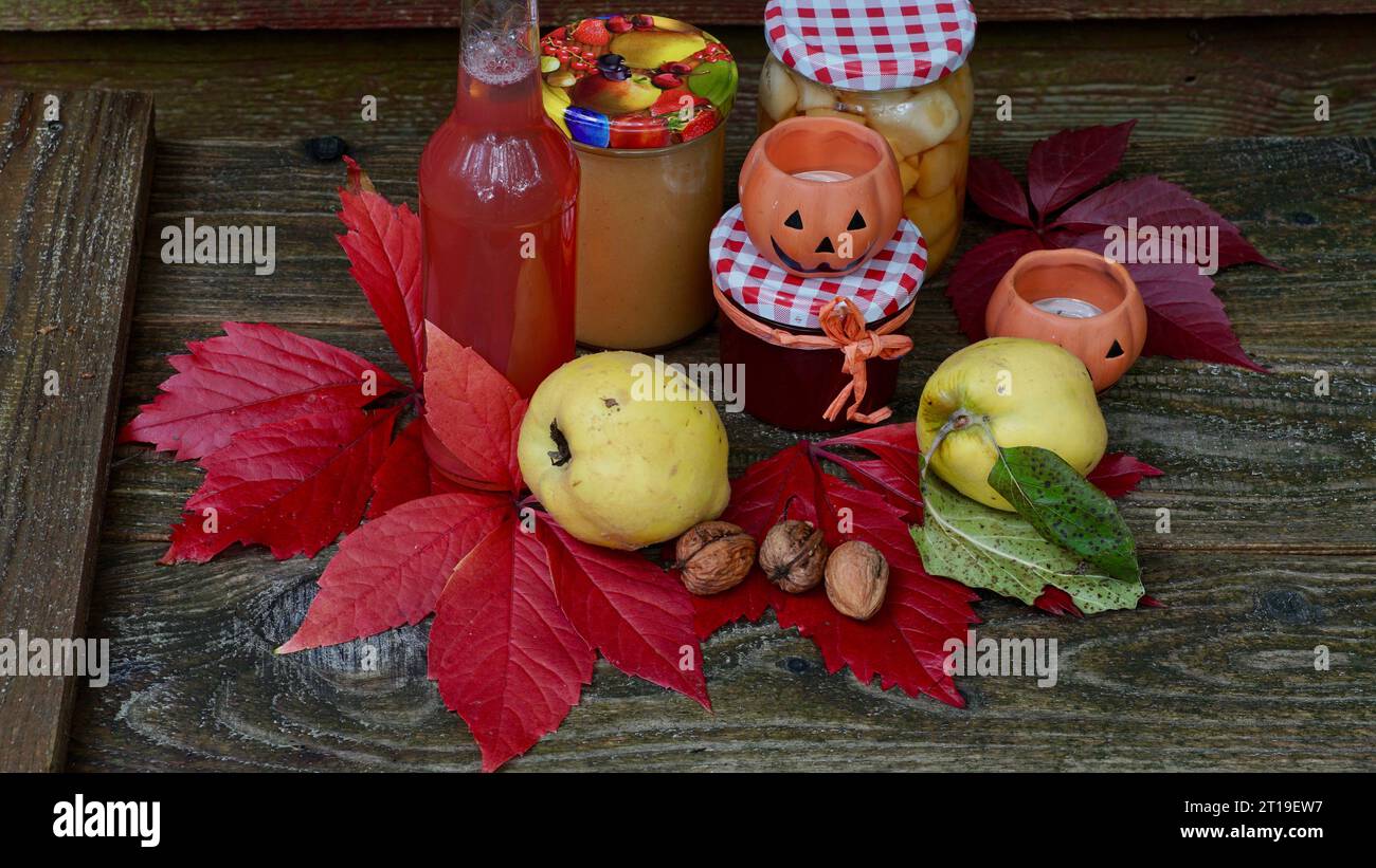 Gelatina fatta in casa e succo di quinces. Decorazione autunnale. Halloween. Foto Stock
