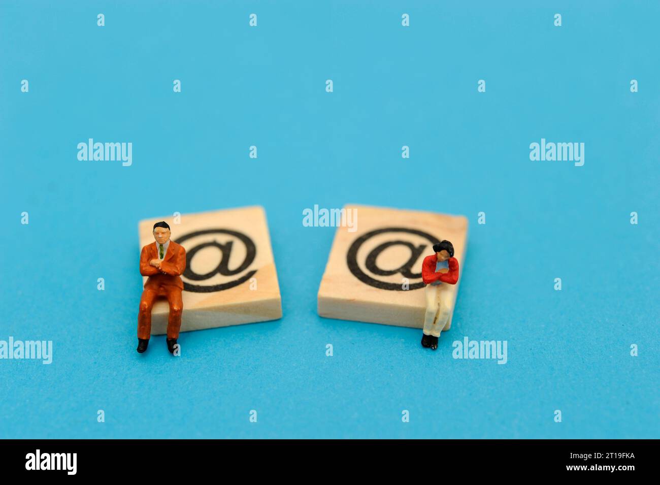statuette in miniatura e simboli e-mail Foto Stock
