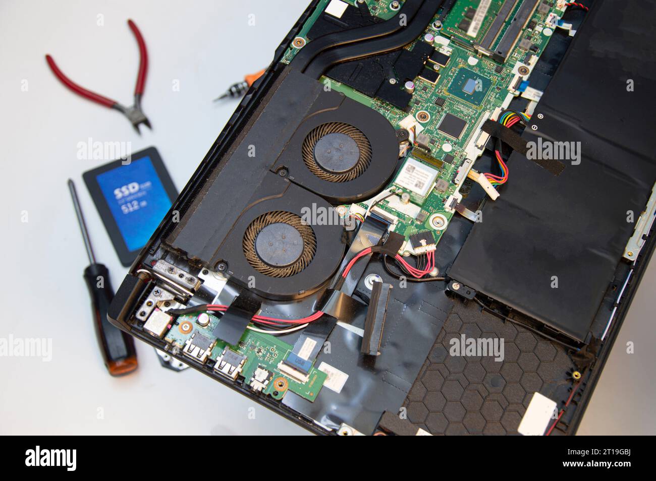 Vista dall'alto. Riparazione di schede madri, schede madri e circuiti per notebook. Foto Stock