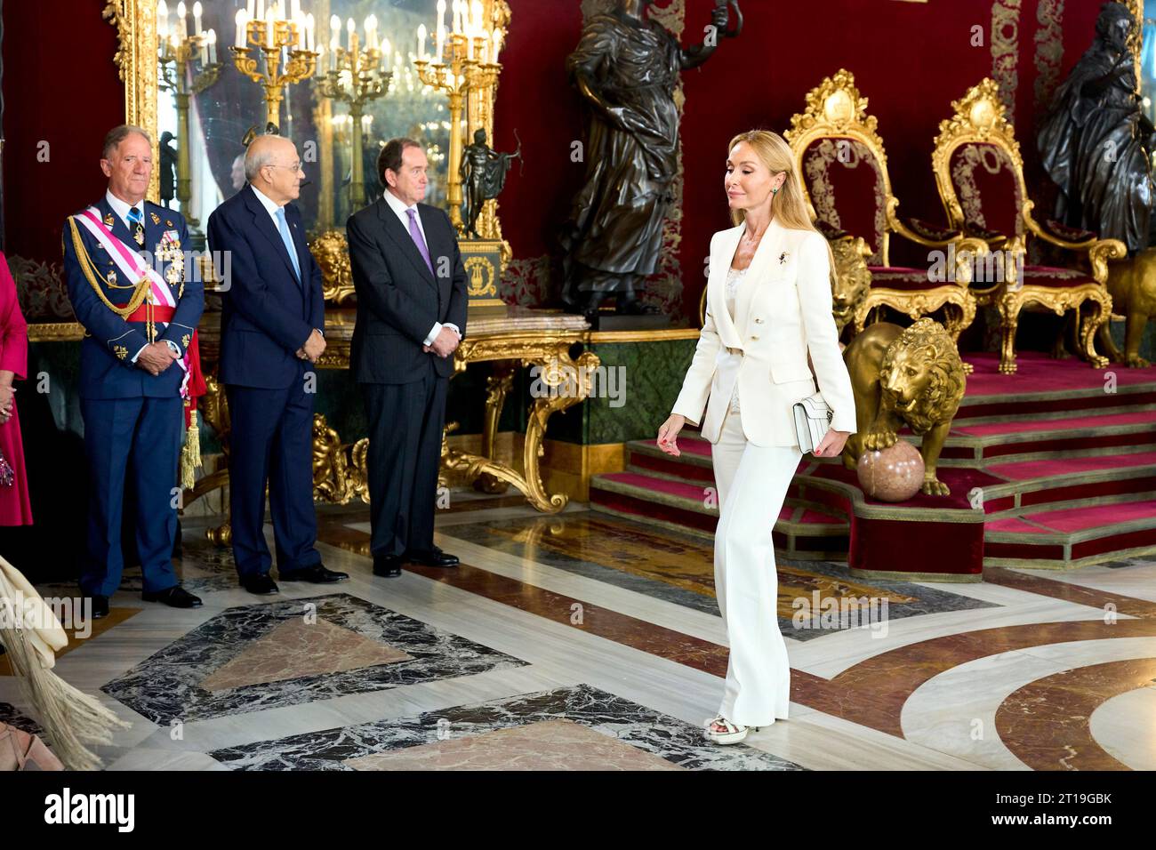 Madrid. Spagna. 20231012, re Felipe vi di Spagna, regina Letizia di Spagna, principessa ereditaria Leonor, Esther Alcocer Koplowitz partecipa a un ricevimento per la giornata Nazionale al Palazzo reale il 12 ottobre 2023 a Madrid, Spagna Foto Stock