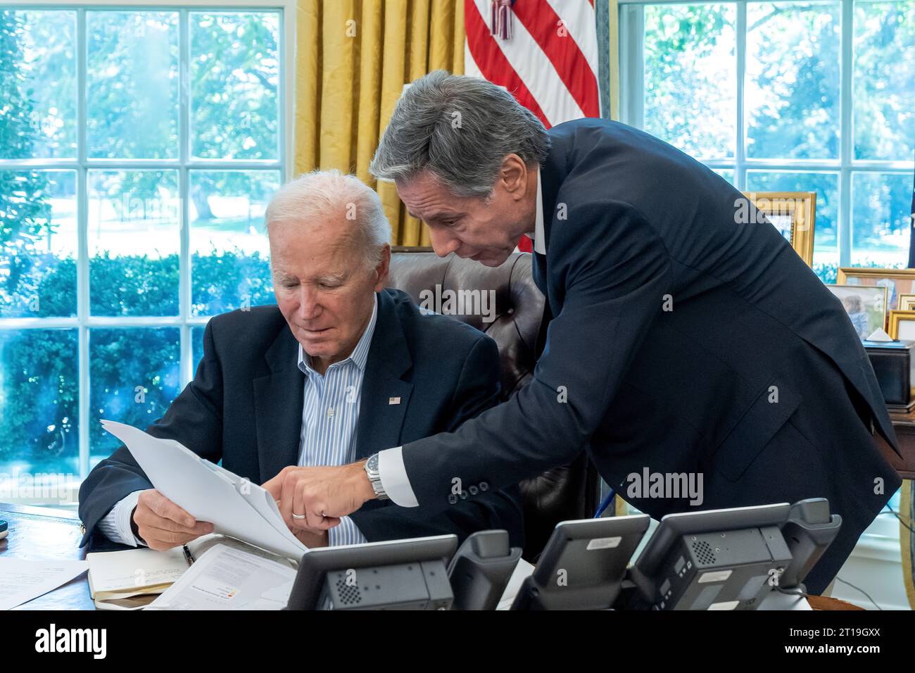 Il presidente Joe Biden, a cui si aggiungono il Segretario di Stato Antony Blinken e Jon Finer, viene informato sull'attacco terroristico a Israele, sabato 7 ottobre 2023, nell'Ufficio ovale della Casa Bianca. (Foto ufficiale della Casa Bianca di Cameron Smith) Foto Stock