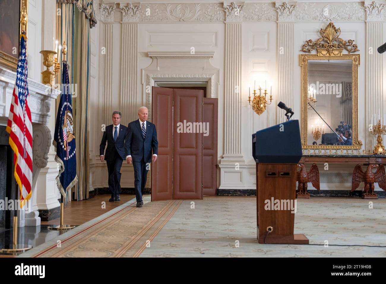 Il presidente Joe Biden, con il segretario di Stato Antony Blinken, affronta gli attacchi in Israele sabato 7 ottobre 2023 nella sala da pranzo statale della Casa Bianca a Washington, DC. (Foto ufficiale della Casa Bianca di Oliver Contreras) Foto Stock