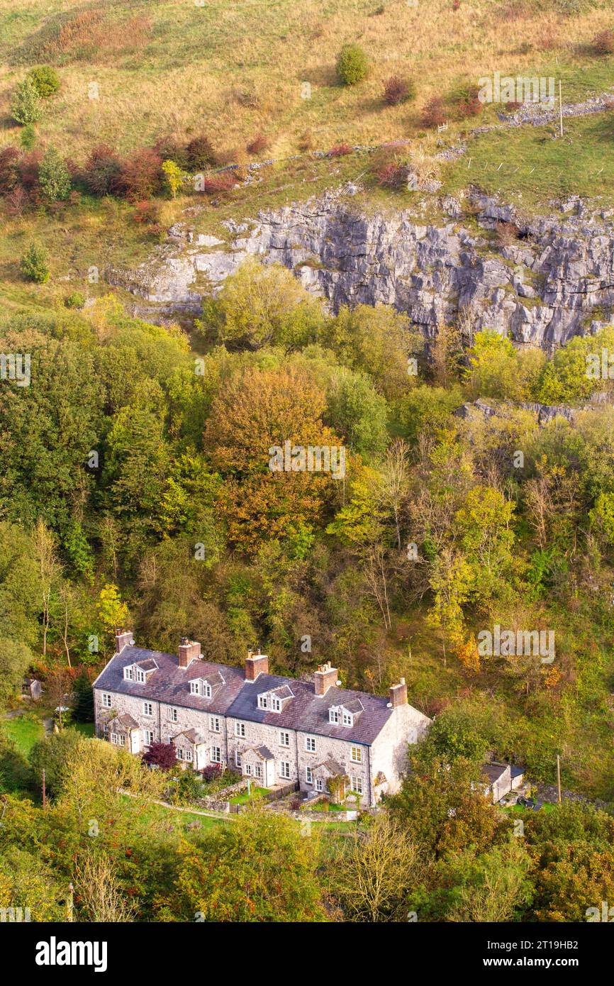 Ex cottage ferroviari sul fiume Wye a Blackwell Mill a Monsall Dale all'inizio del Monsal Trail Derbyshire Peak District in Inghilterra Foto Stock