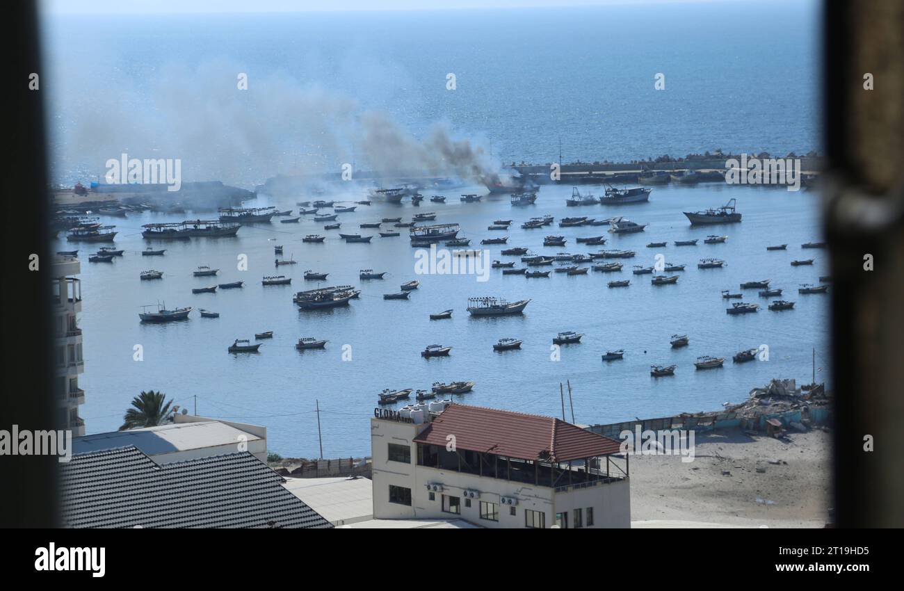 Il fumo si riversa da una barca dopo uno sciopero di Israele sul porto di Gaza City il fumo si riversa da una barca dopo uno sciopero di Israele sul porto di Gaza il 12 ottobre 2023. Foto di Salah Abbas apaimages Gaza città Striscia di Gaza territorio palestinese 121023 Gaza SA 1 001 Copyright: XapaimagesxSalahxAbbasxxapaimagesx Foto Stock