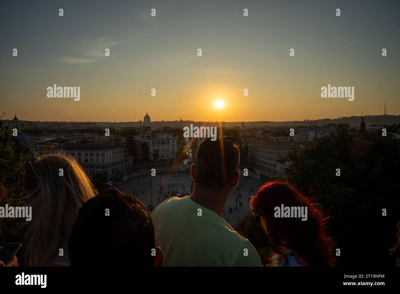 Tramonto sui tetti di Roma. St La Basilica di Pietro sullo sfondo. Foto Stock