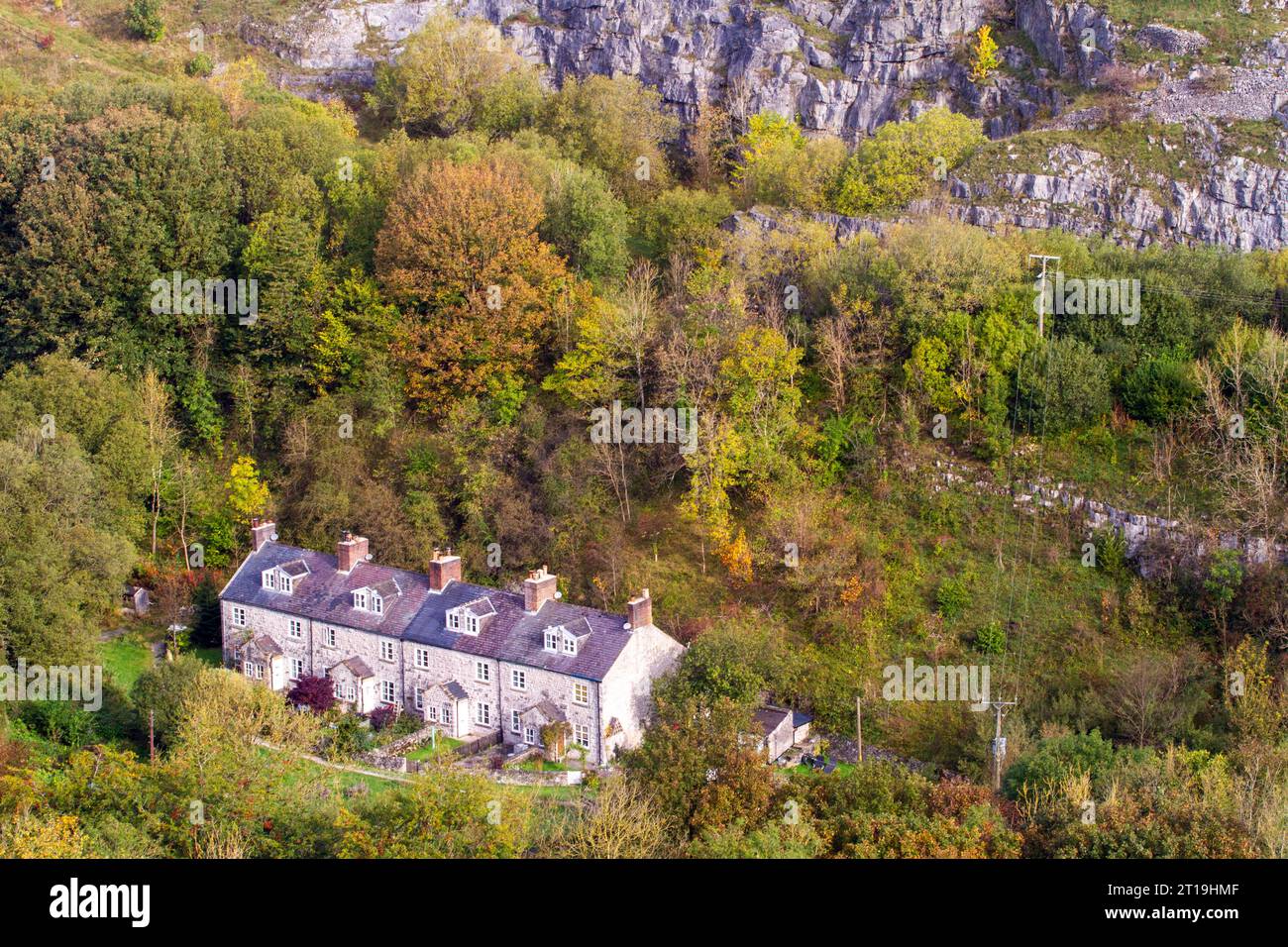 Ex cottage ferroviari sul fiume Wye a Blackwell Mill a Monsall Dale all'inizio del Monsal Trail Derbyshire Peak District in Inghilterra Foto Stock