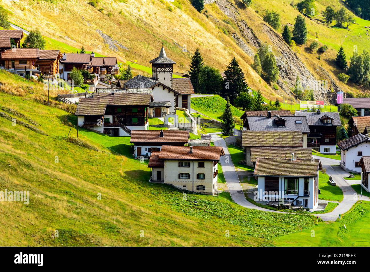 Pittoresco villaggio di Sedrun, regione di Surselva nel cantone di Graubünden, in Svizzera. Foto Stock