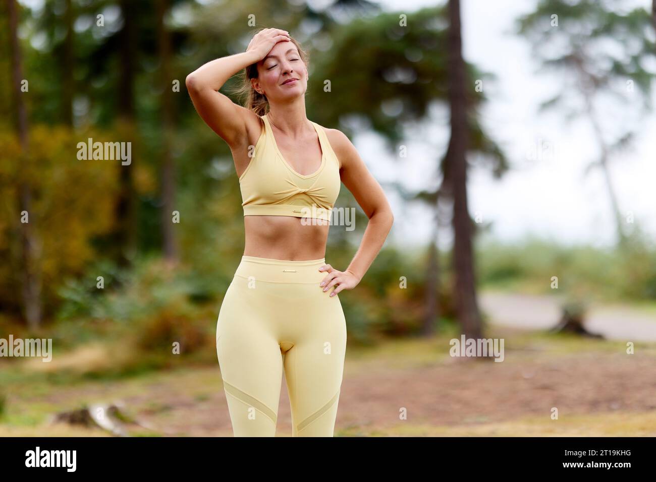 La donna che lavora fuori all'aperto Foto Stock