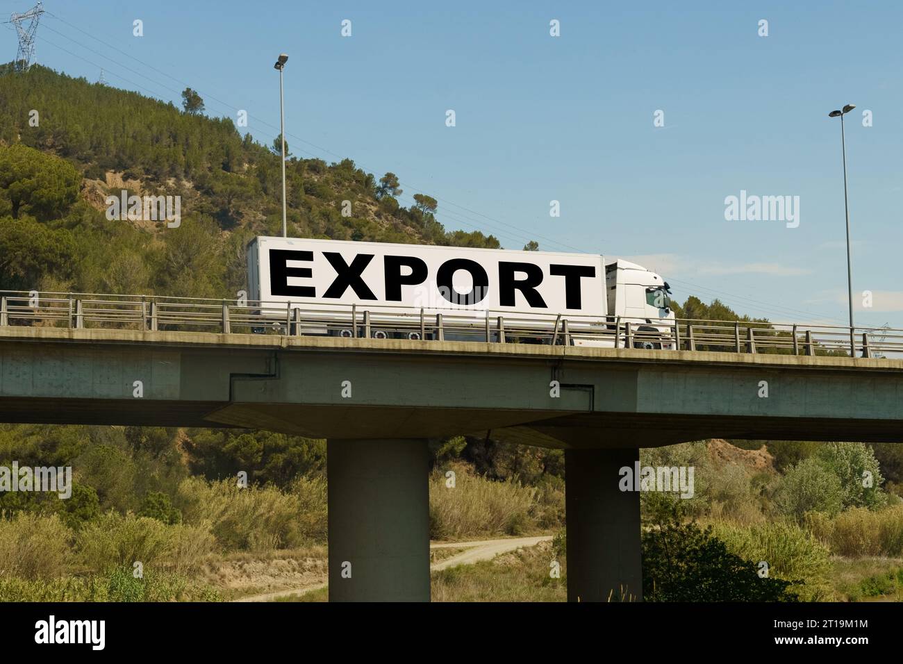 Un veicolo sta attraversando il ponte, con l'iscrizione sul rimorchio - esportazione. Concetto di logistica. Foto Stock