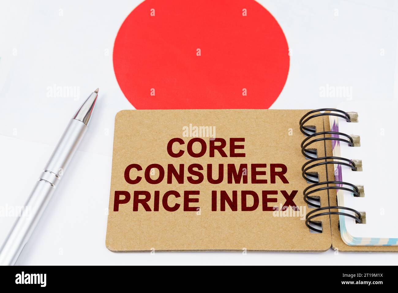 Economia e finanza. Sulla bandiera del Giappone si trova una penna e un notebook con l'iscrizione - Core Consumer Price Index. Foto Stock