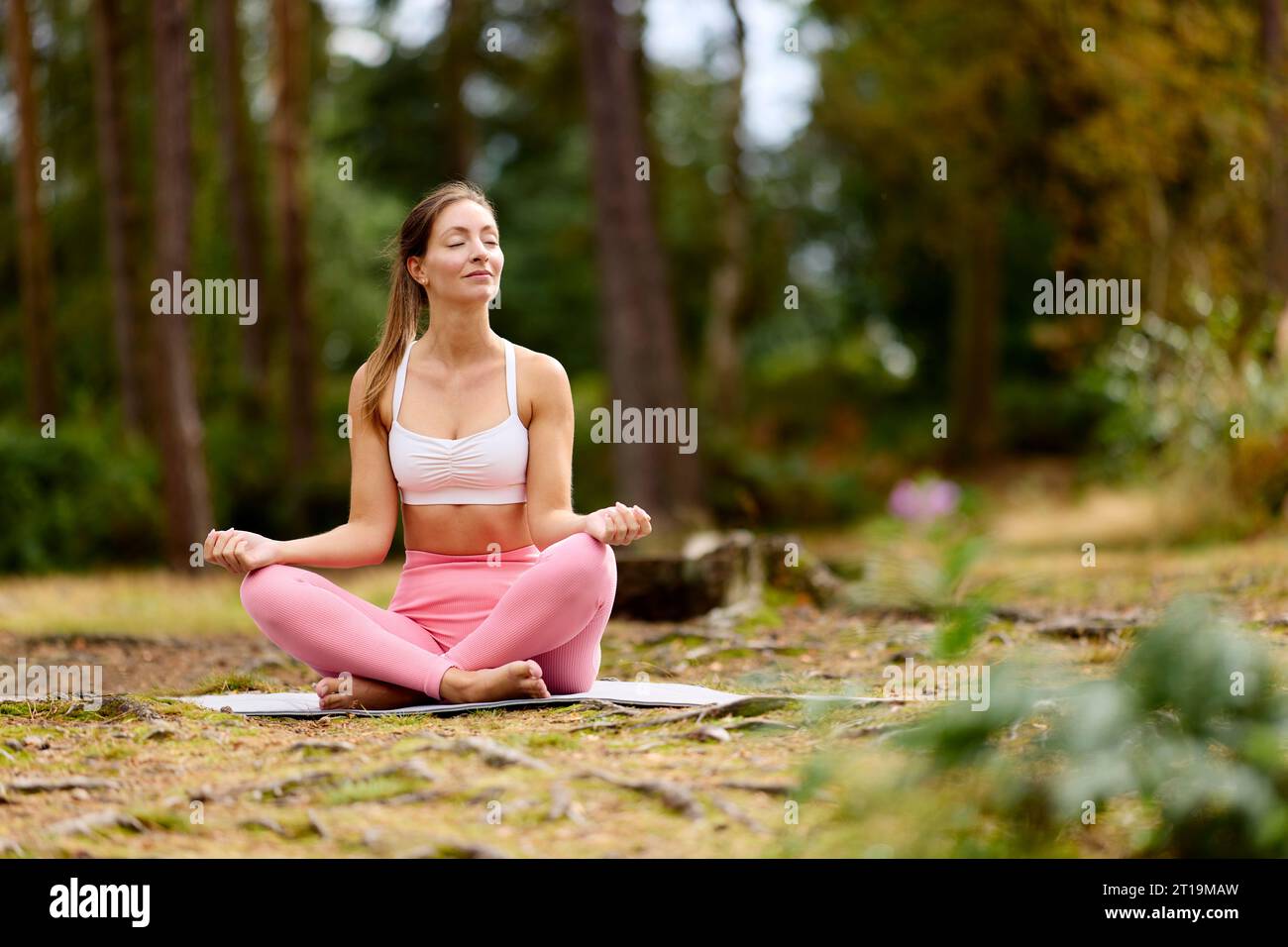 Bella ragazza che pratica yoga all'aperto Foto Stock