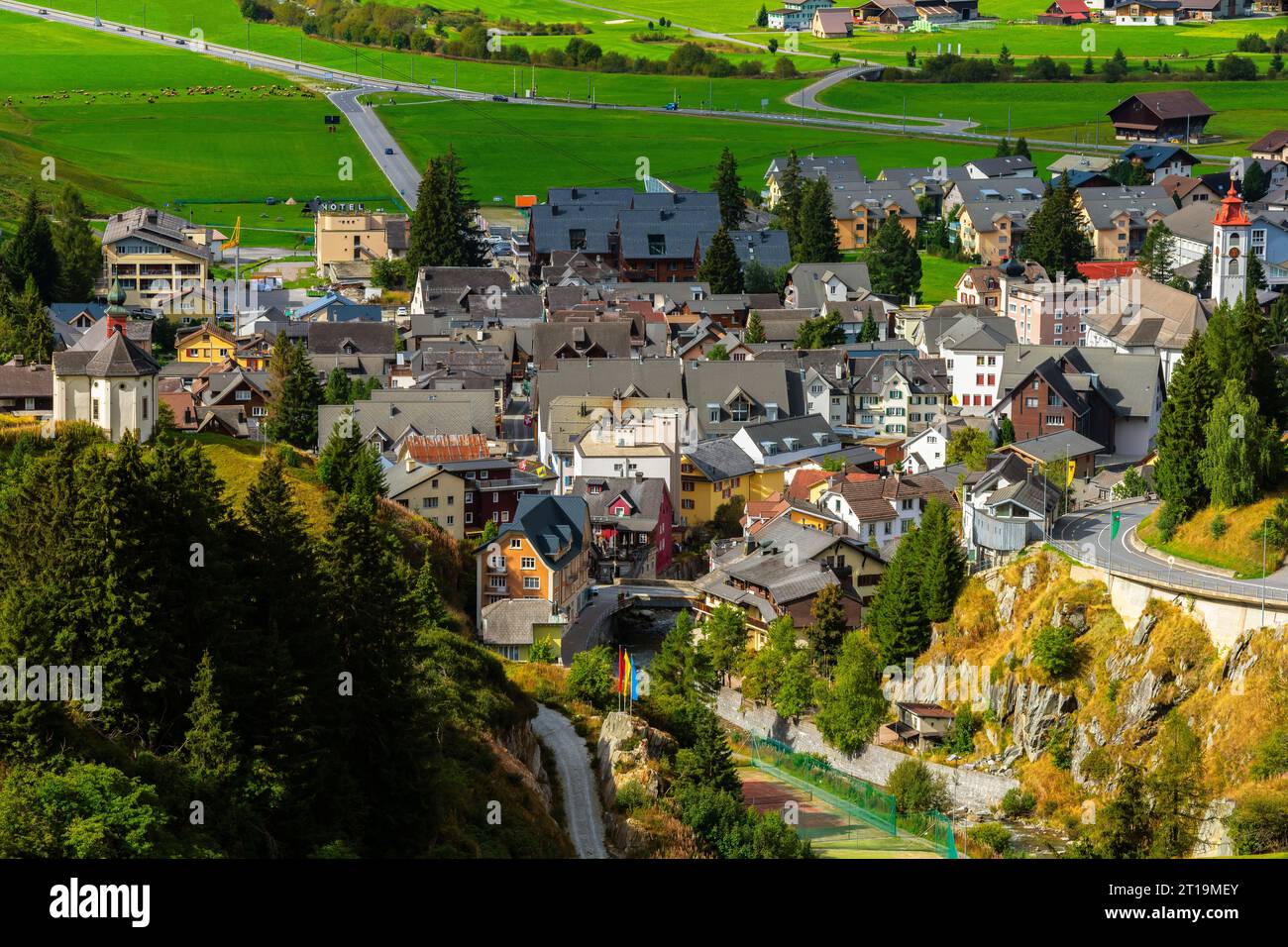 Veduta elevata della città di Andermatt, capitale dell'Urserental, Canton Uri, Svizzera. La posizione nella valle dell'altopiano di Ursern è molto impressionante Foto Stock