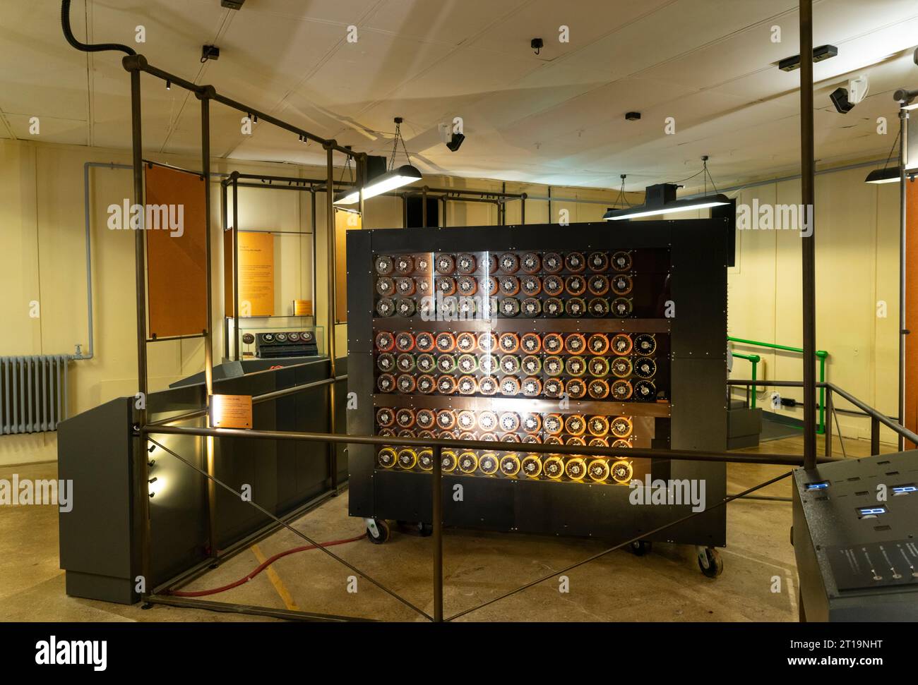 Bletchley Park Hut 11A e Hut 11 erano le Bombe Huts con una replica di una Bombe machine Bletchley Milton Keynes Buckinghamshire England UK GB Europe Foto Stock