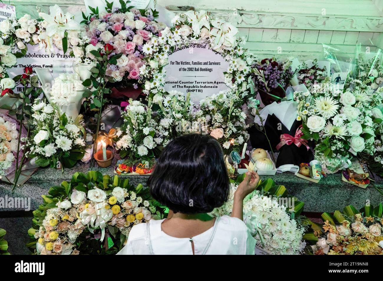 Badung, Indonesia. 12 ottobre 2023. Una donna prega in veglia per le vittime al Gorund Zero Memorial. Bali per commemorare il ventunesimo anniversario dell'esplosione consecutiva nota come bombardamento di Bali, che ha ucciso 202 persone di molte nazionalità nell'area di Legian. (Foto di Dicky Bisinglasi/SOPA Images/Sipa USA) credito: SIPA USA/Alamy Live News Foto Stock