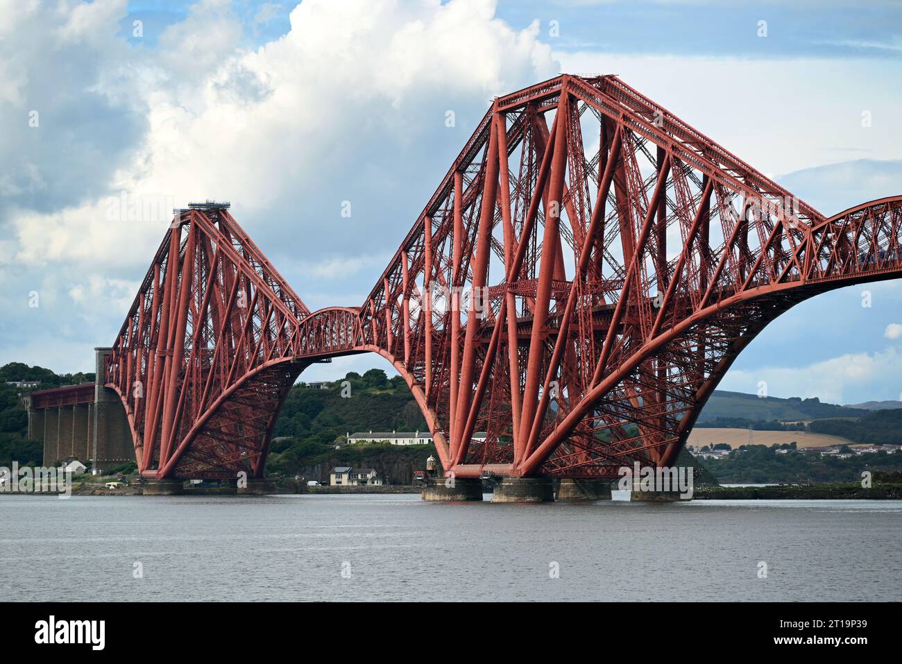 Il ponte ferroviario Forth nel Queensferry consente alla ferrovia di attraversare il Firth of Forth vicino a Edimburgo, in Scozia. Foto Stock