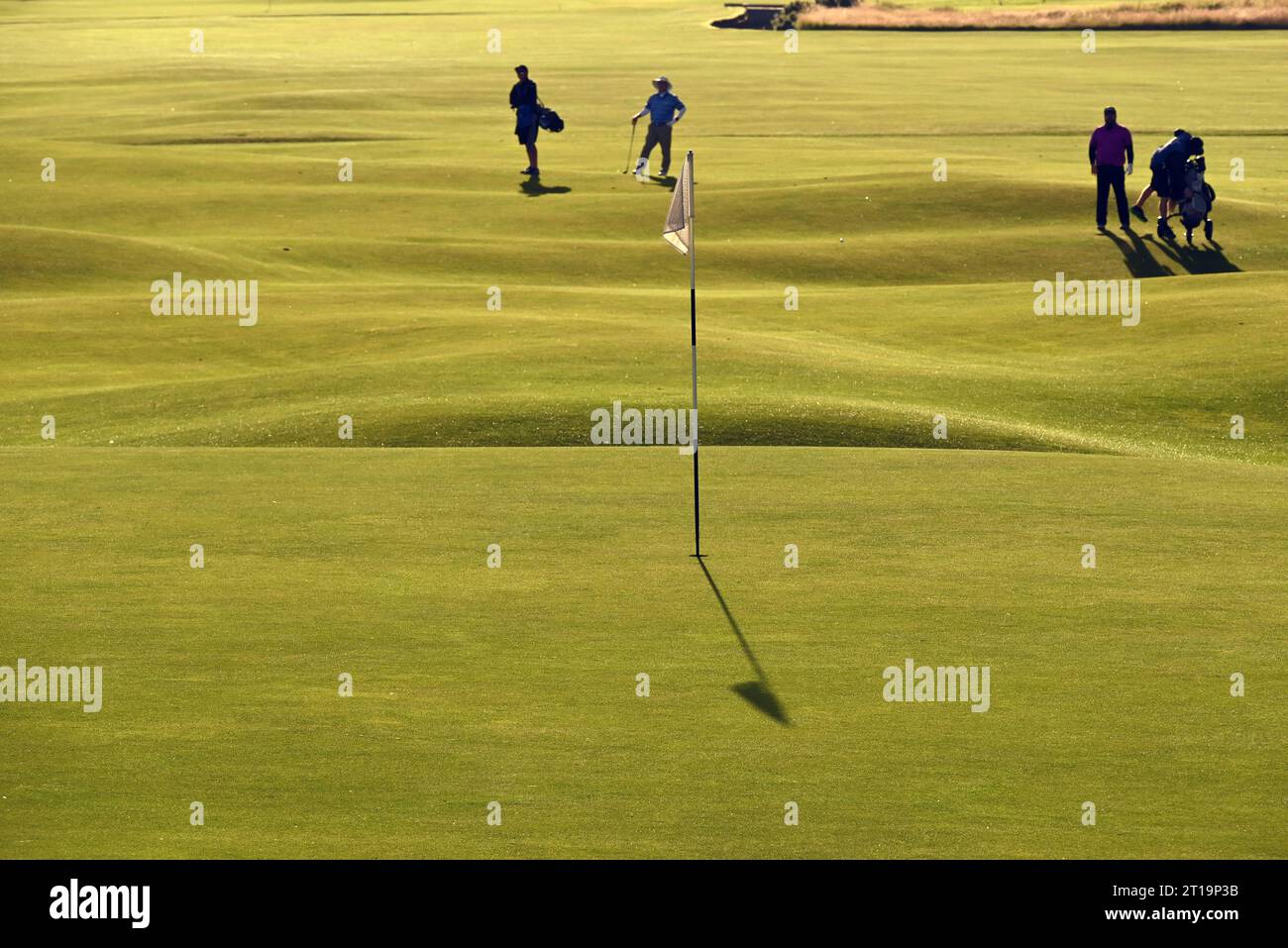 I giocatori di golf sul verde di Saint Andrews, in Scozia, il famoso campo da golf del mondo. Foto Stock
