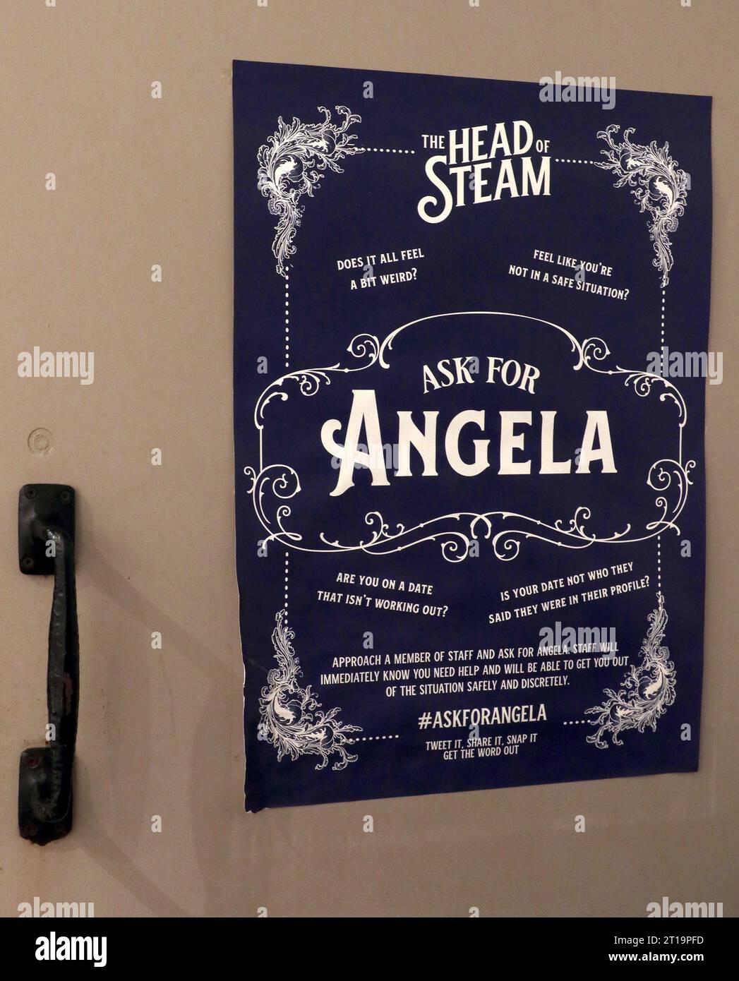 Chiedi il poster della campagna Angela su una porta del water, The Head of Steam, 85 Hanover St, Liverpool, Inghilterra, L1 3DY Foto Stock