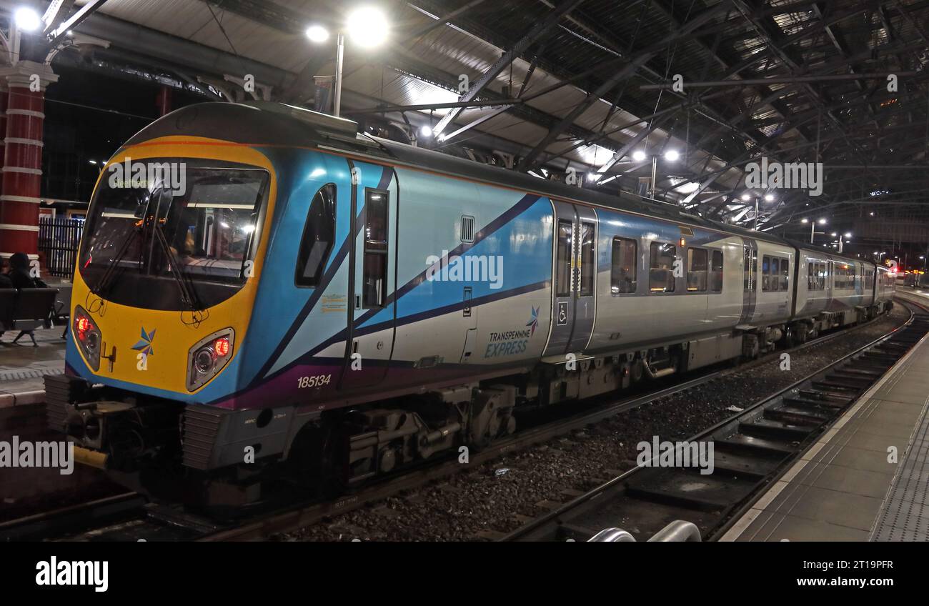 Northern Powerhouse East a West Diesel DMU 185134 TPE per Cleethorpes servizio serale del treno presso Lime St, Liverpool, stazione della linea principale di Merseyside Foto Stock