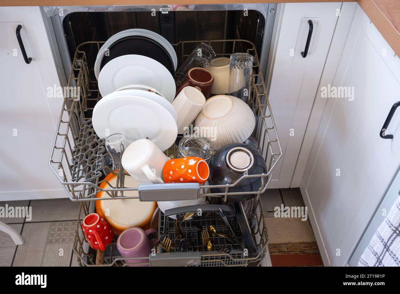 Molti piatti sporchi in lavastoviglie. Aiutare la padrona di casa, l'economia e l'ecologia. Pulizia in cucina Foto Stock